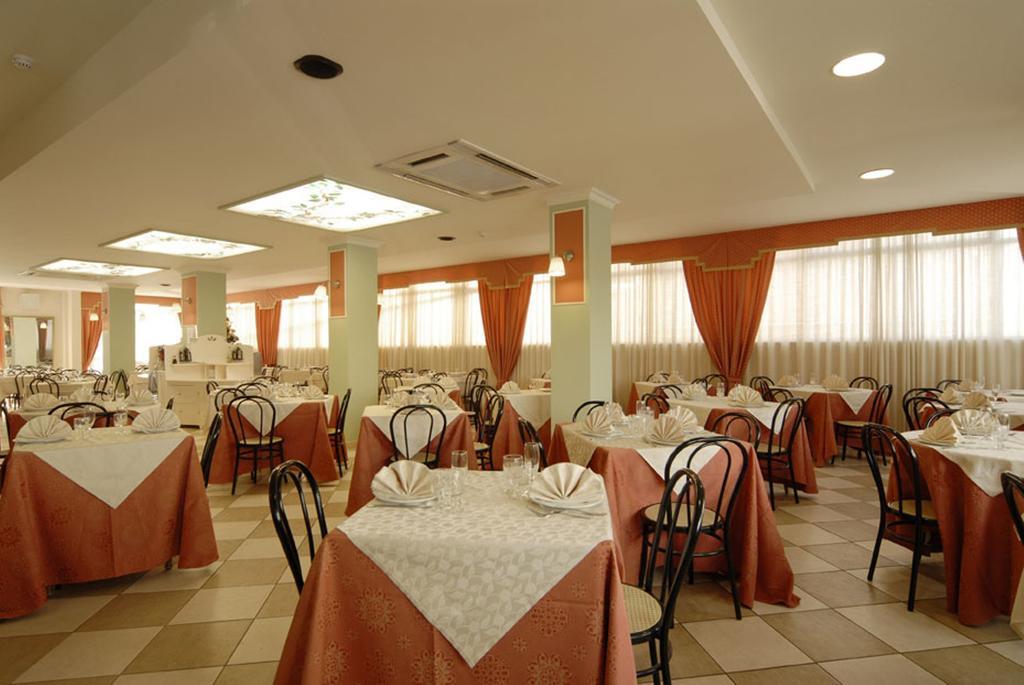 Hotel Mocambo Piscina E Spiaggia 산베네데토델트론토 외부 사진